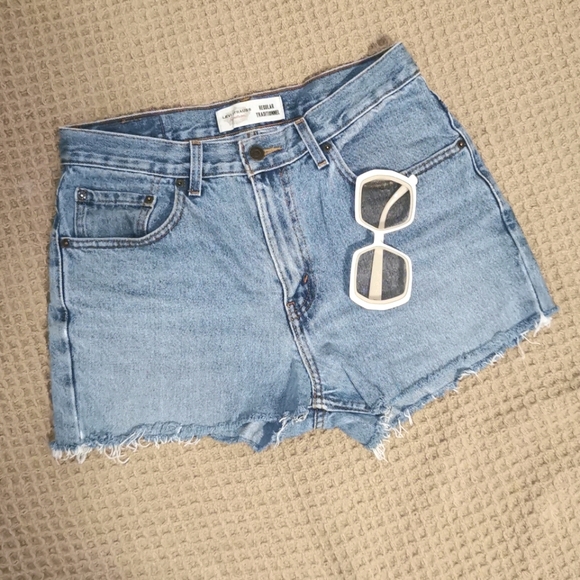 Levi's Pants - 2/30$+free shipping 😃✨ High waisted Levi's shorts